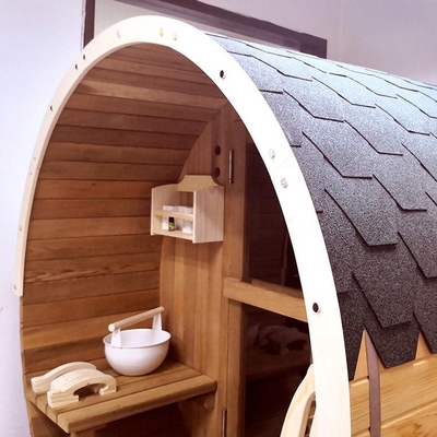 屋外のサウナのあたりの赤いヒマラヤスギのバレルのサウナの屋外のサウナの乾燥した蒸気