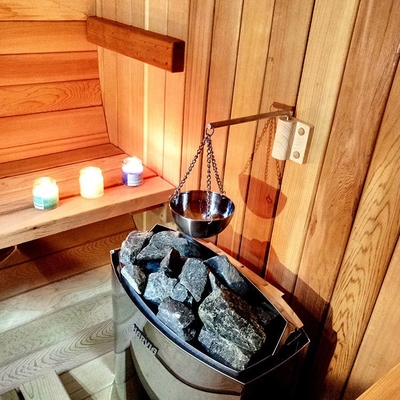 家の屋外のサウナ部屋の無作法な6人のバレルのサウナのBath