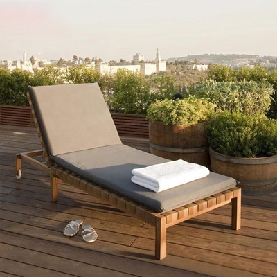 藤のプールの日曜日のLoungersの余暇の折りたたみの別荘の屋外のデッキ チェア