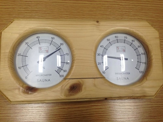乾燥した蒸気部屋の木のサウナの熱の湿度計